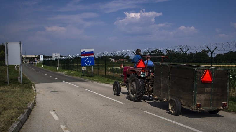 Fotografija: »Za zajezitev tokov čez Zahodni Balkan bi morala EU zunanje schengenske meje med Slovenijo in Hrvaško zavarovati z lastno Frontexovo misijo,« pravi bavarski notranji minister Joachim Herrmann. FOTO: Voranc Vogel