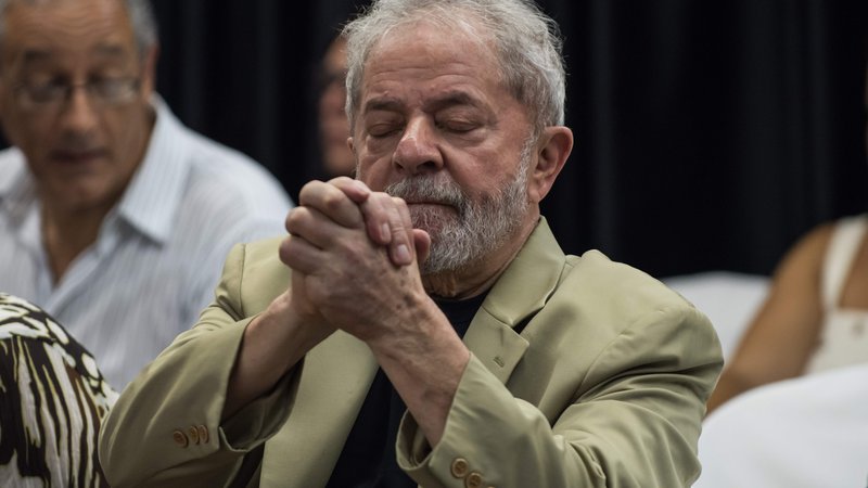 Fotografija: Tako je to v Braziliji - zaprt bi moral biti dvanajst let, a gre bivši predsednik Lula iz zapora že po treh mesecih. FOTO: AFP