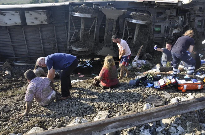 Na mesto nesreče je prispelo okoli 100 rešilnih avtomobilov. FOTO: Reuters