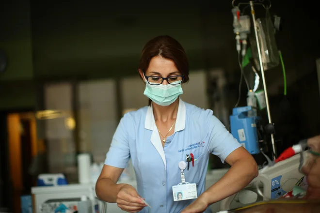 V zadnjem času je odšlo devet starejših, izkušenih sester. Bile so zelo utrujene in pregorele. FOTO: Jure Eržen/Delo