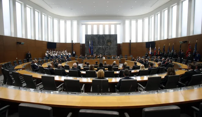 Če se položaj ne bo korenito spremenil, lahko slovenska politična scena pristane v polju popolnega amaterizma, arbitrarnosti in poljubnosti, sintagma vsesplošne sprejemljivosti vsakogar v smislu &raquo;anything goes&laquo; pa postane osrednje vodilo političnega delovanja. FOTO: Blaž Samec