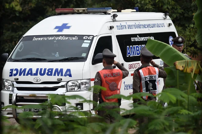 Rešilna vozila so pripravljena. FOTO: Ye Aung Thu/Afp