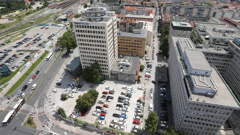 Fotografija: V neposredni bližini hotela Intercontinental, na zemljišču, kjer je trenutno še parkirišče, bo čez tri leta zrasel prestižni hotel. FOTO: Tomi Lombar 