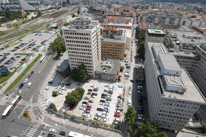 V neposredni bližini hotela Intercontinental, na zemljišču, kjer je trenutno še parkirišče, bo čez tri leta zrasel prestižni hotel. FOTO: Tomi Lombar&nbsp;