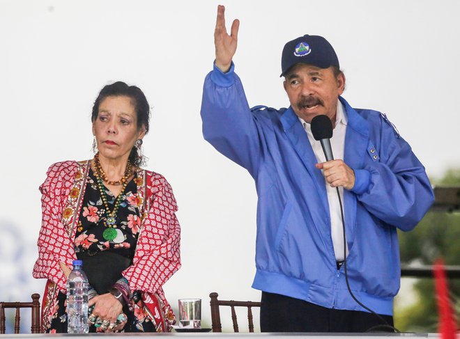 Predsednik Nikaragve Daniel Ortega nagovarja udeležence sobotnega shoda. Ob njem je podpredsednica, njegova žena Rosario Murillo. FOTO: Inti Ocon/AFP