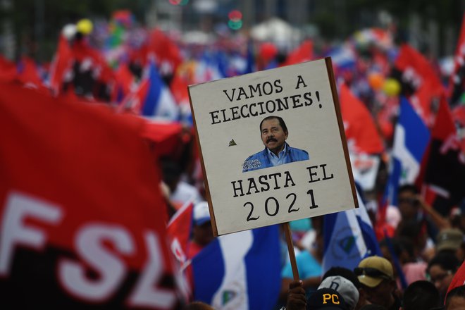 »Gremo na volitve. Ortega (na fotografiji) do 2021,« je v soboto na plakat zapisal podpornik aktualnega predsednika. FOTO: Marvin Recinos/AFP