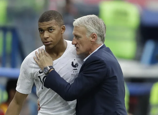 Kylian Mbappe se pri selektorju Didieru Deschampsu počuti kot v očetovih rokah. Foto AP