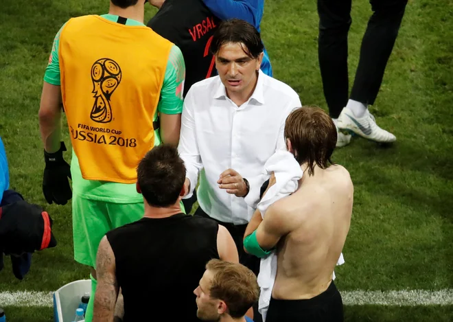 Zlatko Dalić med pogovorom s hrvaškim kapetanom Luko Modrićem. Foto Reuters