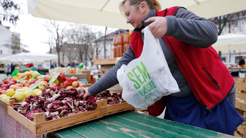 Fotografija: Dobra praksa: na mestni tržnici so že lani začeli uvajati razgradljive vrečke. Foto Uroš Hočevar