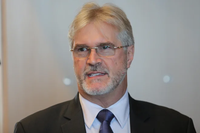 Prof. dr. Igor Gregorič, vodja sveta Nacionalnega inštituta za otroške srčne bolezni, je pripeljal v Slovenijo prvega ameriškega zdravnika. Njegovo ime je skrivnost. V UKC bo ostal teden dni. FOTO: Tomi Lombar