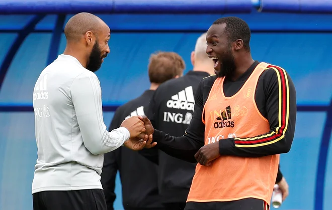 Romelu Lukaku (desno) rad prisluhne pomočniku selektorja Thierryju Henryju. Foto Reuters