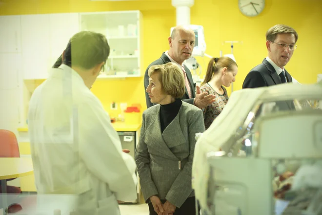 Cerarjeva vlada predlaga zakon, ki bi omogočil lažji prihod samo zdravnikov iz držav tretjega sveta. FOTO: Jure Eržen