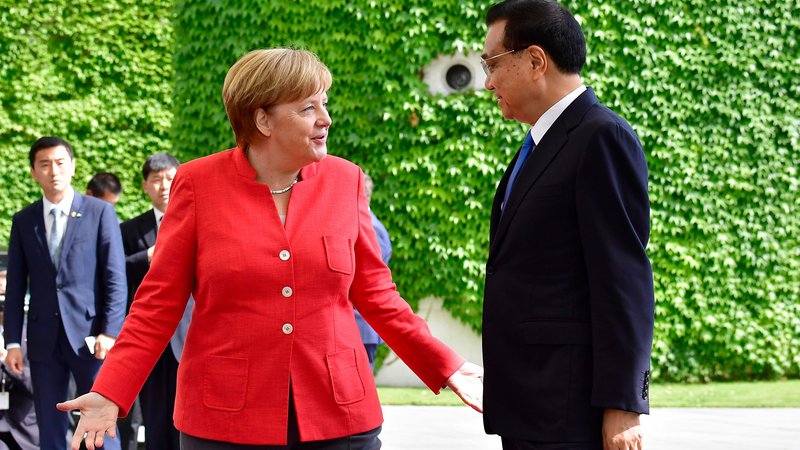 Fotografija: Nemška kanclerka Angela Merkel in kitajski premier Li Keqiang sta v Berlinu razpravljala tudi o grozeči trgovinski vojni zaradi Trumpovih dvigov carin. FOTO: Tobias Schwarz/ AFP