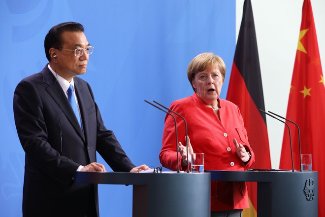 Nemška kanclerka Angela Merkel in kitajski premier Li Keqiang na današnji tiskovni konferenci. FOTO: Omer Messinger/AFP