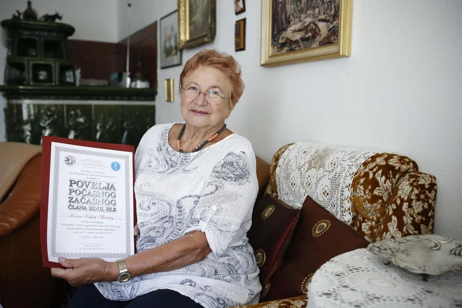 Hrvaški kolegi so predsednico slovenske sekcije upokojenih zdravnikov presenetili, ko so ji na srečanju v Postojni izročili listino, s katero je po sklepu hrvaške zdravniške zbornice postala častna članica njihovega društva: »Zelo so me presene