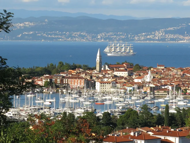 Izola čaka na načrte, ki bodo dovolili razcvet še na vzhodni polovici mesta. Foto Boris Šuligoj