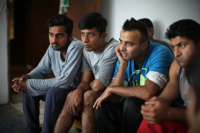 Skupina pakistanskih migrantov začasno živi v hiši na robu mesta, tik ob hrvaški meji. Velika Kladuša, Bosna in Hercegovina. FOTO: Jure Eržen/Delo