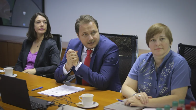 Fotografija: Gorazd Čibej (v sredini) ostaja v. d. direktorja AZN. Mojca Piškurić (desno) se na ponovljeni razpis ni prijavila. Foto Jože Suhadolnik