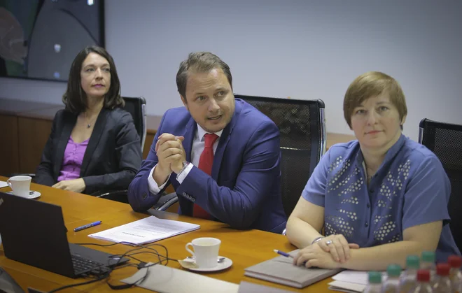 Gorazd Čibej (v sredini) ostaja v. d. direktorja AZN. Mojca Piškurić (desno) se na ponovljeni razpis ni prijavila.&nbsp; Foto Jože Suhadolnik
