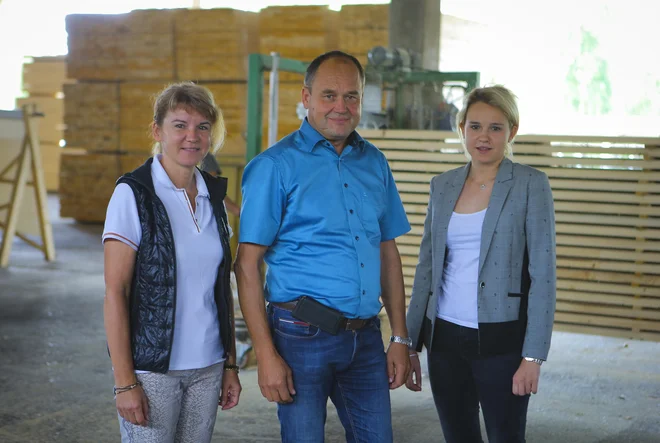 Družina Zoran je sredi velike naložbe v sodobno žago, kjer se bo z avtomatizacijo obseg ročnega dela bistveno zmanjšal. FOTO: Jože Suhadolnik/Delo