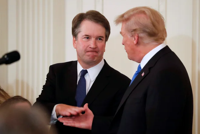 Kandidat za vrhovnega sodnika Brett Kavanaugh in ameriški predsednik Donald Trump. FOTO: Jim Bourg/Reuters