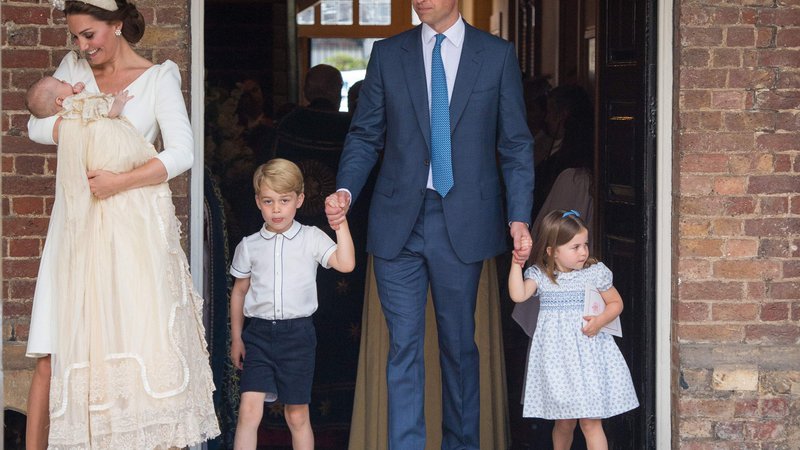 Fotografija: Kate in William z vsemi tremi otroki. Po obredu so odšli k princu Charlesu in Camilli na čaj in kolačke. FOTO: Dominic Lipinski/Afp