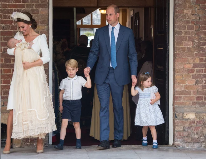 Kate in William z vsemi tremi otroki. Po obredu so odšli k princu Charlesu in Camilli na čaj in kolačke. FOTO: Dominic Lipinski/Afp