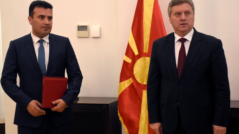 Fotografija: Makedonski predsednik Gjorge Ivanov (desno) opozarja, da je premier Zoran Zaev zavajal javnost. FOTO: Reuters