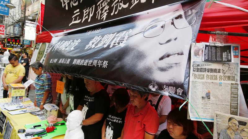 Fotografija: Prodemokratski aktivisti so se v Hongkongu z minuto molka spomnili Liu Xiaoboja in proslavili odhod njegove vdove Liu Xia na svobodo v Berlin. FOTO: Reuters