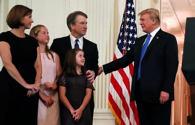 Donald Trump in družina Kavanaugh. FOTO: Leah Millis/Reuters