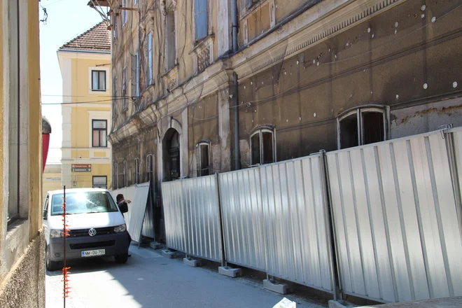 Narodni dom je po novem obdan s kovinsko ograjo, ki onemogoča vstop v stavbo. Foto Simona Fajfar