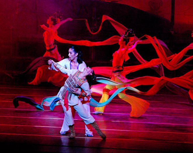 Plesalci iz Lanzhouja bodo razgrnili zgodbo o Dunhuangu, jamah Mogao in nepremagljivi moči ljubezni. Foto arhiv Ljubljana Festivala