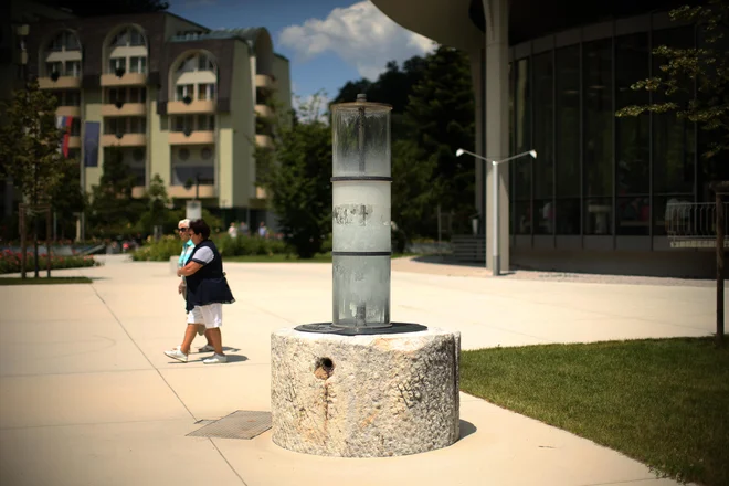 Kako Donat pride na površje, lahko vidijo vsi obiskovalci Rogaške Slatine. FOTO: Jure Eržen/Delo