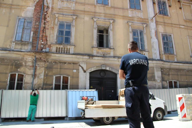 V akciji deložacije alternativnih umetnikov iz Sokolca je po besedah očividcev poleg policistov in gasilcev sodelovalo približno 15 varnostnikov.<br />
Foto Simona Fajfar