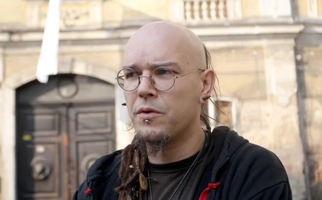 Sebastjana Šebederja, vodjo alternativnih umetnikov, so odpeljali na policijsko postajo.<br />
Foto Roman Šipić
