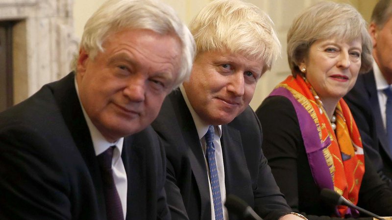 Fotografija: David Davis, Boris Johnson in Theresa May, še iz časov, ko so bili zavezniki. FOTO: AFP/PETER NICHOLLS 