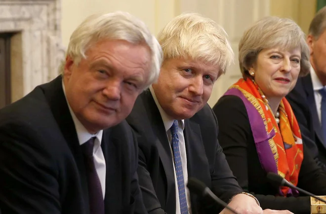 David Davis, Boris Johnson in Theresa May, še iz časov, ko so bili zavezniki. FOTO: AFP/PETER NICHOLLS&nbsp;