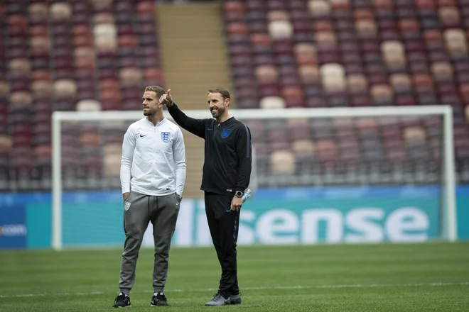 Jordan Henderson (levo) bo drevi prvi adut angleškega selektorja Garetha Southgata (desno) za nemara odločilno bitko na sredini igrišča. FOTO: AP