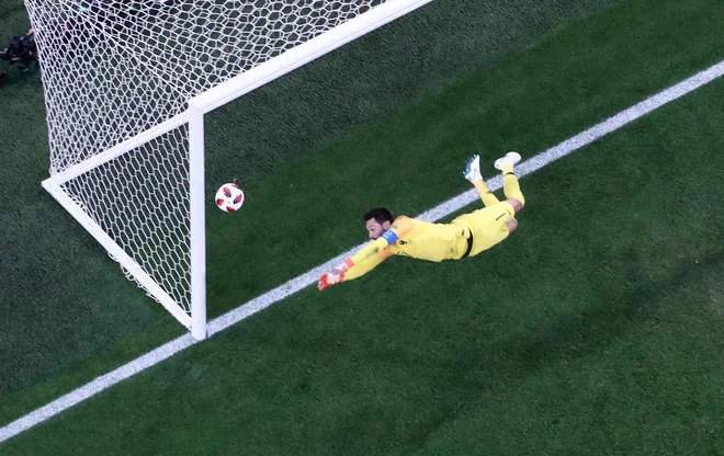 Hugo Lloris je v 22. minuti s skrajnimi močmi ubranil poskus Tobyja Alderweirelda. FOTO: Sergio Perez/Reuters