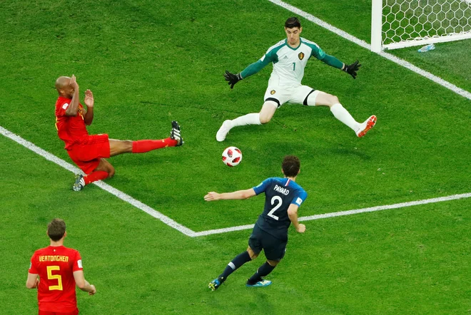 Thibaut Courtois je s peto zaustavil odličen poskus Benjamina Pavarda. FOTO: Anton Vaganov/Reuters