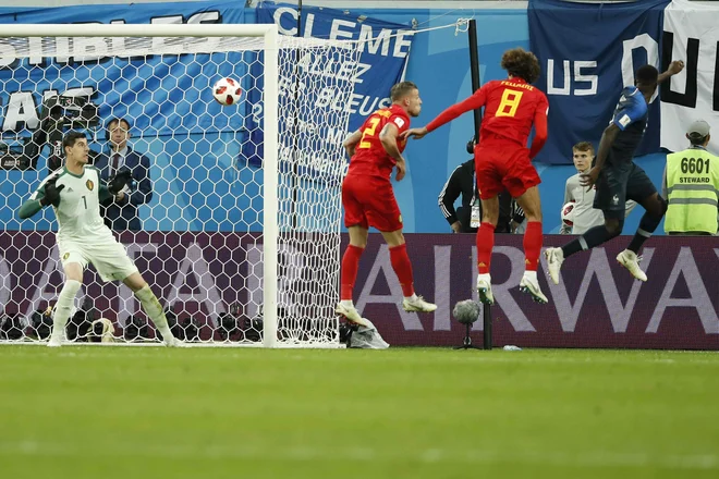 Samuel Umtiti je postal tretji francoski branilec, ki se je v Rusiji vpisal med strelce. FOTO: Odd Andersen/AFP
