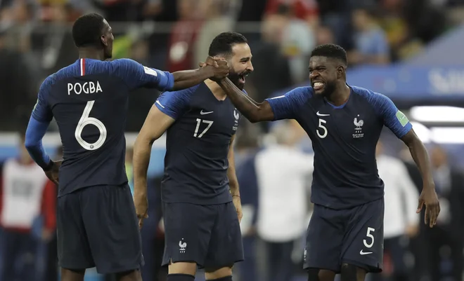 Samuel Umtiti in soigralci so se razveselili poti v finale. FOTO: Natacha Pisarenko/AP