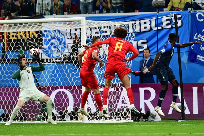 Samuel Umtiti (desno) je v 51. minuti podajo Antoina Griezmanna preusmeril v belgijsko mrežo in Francijo popeljal v finale. FOTO: AFP