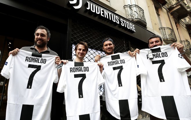 Navijači Juventusa so že lahko kupili Ronaldove drese. Foto: AFP