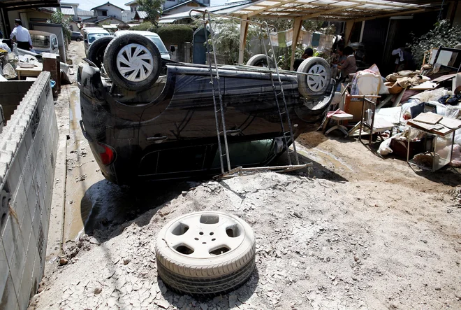 Na Japonskem je od četrtka do nedelje močno deževalo, zaradi česar so bile poplavljene številne ceste in hiše, sprožilo se je tudi več zemeljskih plazov. FOTO: Reuters