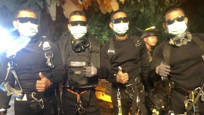 Fotografija: Zadnji štirje potapljači, ki so prispeli iz jame. Četverica je dan in noč vztrajala ob nogometni ekipi. FOTO: Royal Thai Navy/AP