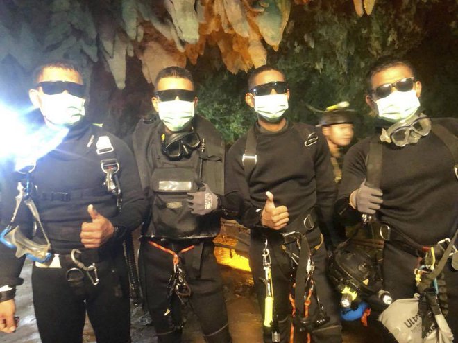 Zadnji štirje potapljači, ki so prispeli iz jame. Četverica je dan in noč vztrajala ob nogometni ekipi. FOTO: Royal Thai Navy/AP