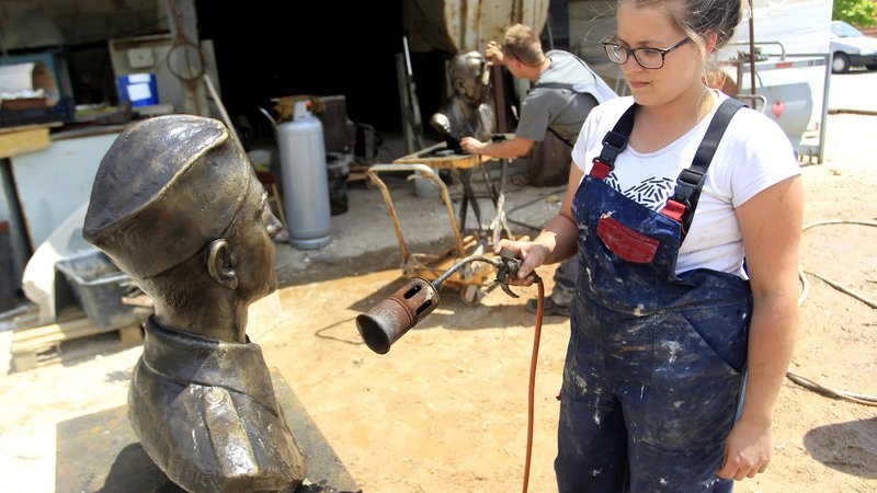 Fotografija: V delavnici Kamškovih v Volavljah bronastim kipom že tretja generacija vliva večnost.