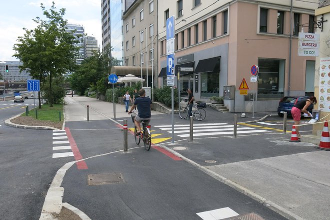 Križišče Livarske in Dunajske je po spremembi prometnega režima in prometne signalizacije nevarno tudi zaradi količkov na kolesarski stezi in okoli nje. FOTO: Janez Petkovšek