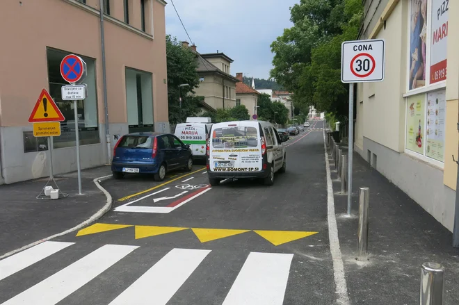 Dva parkirna prostora sta namenjena dostavi za 15 minut, toda nekateri si ju (za zdaj nekaznovano) uzurpirajo tudi za več ur. FOTO: Janez Petkovšek